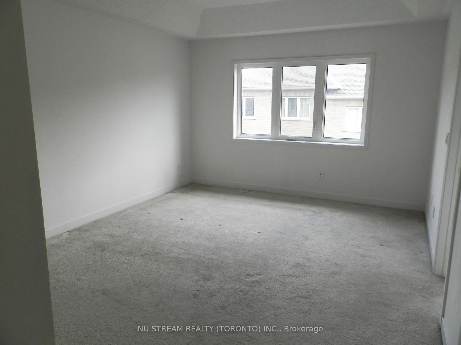 208 Harding Park Street • Newmarket, ON photo 14