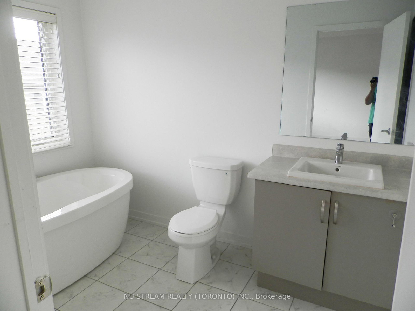208 Harding Park Street • Newmarket, ON photo 16