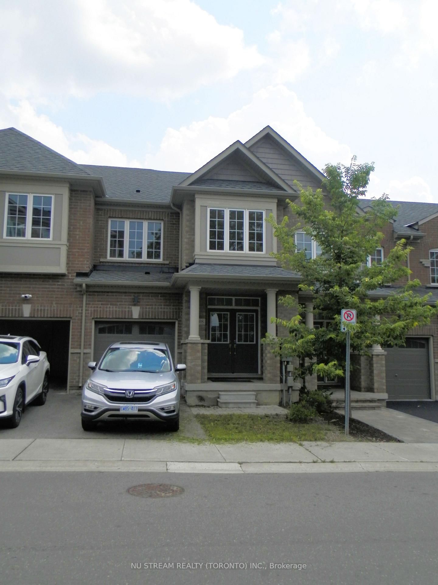 208 Harding Park Street • Newmarket, ON photo 2