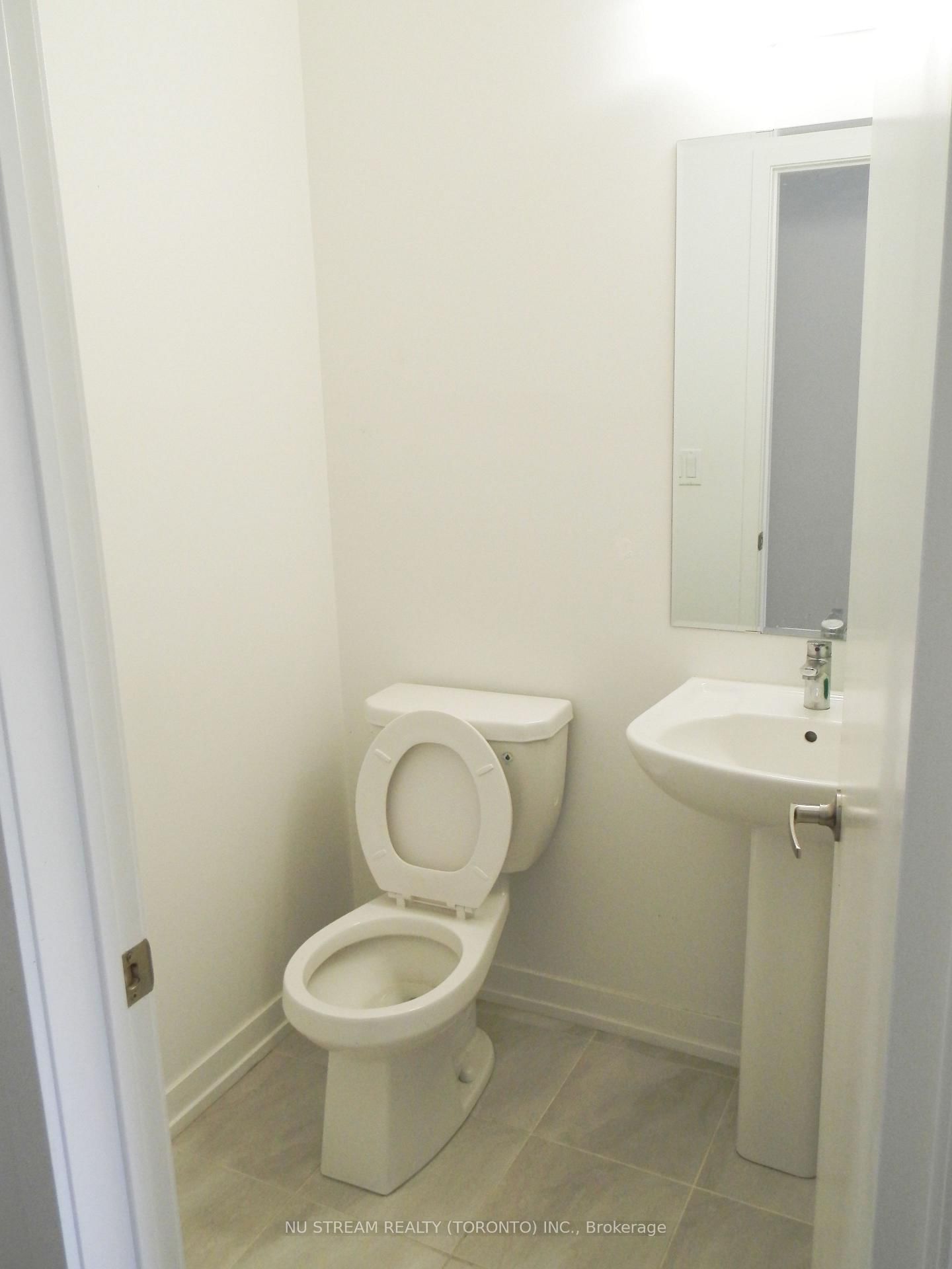 208 Harding Park Street • Newmarket, ON photo 4