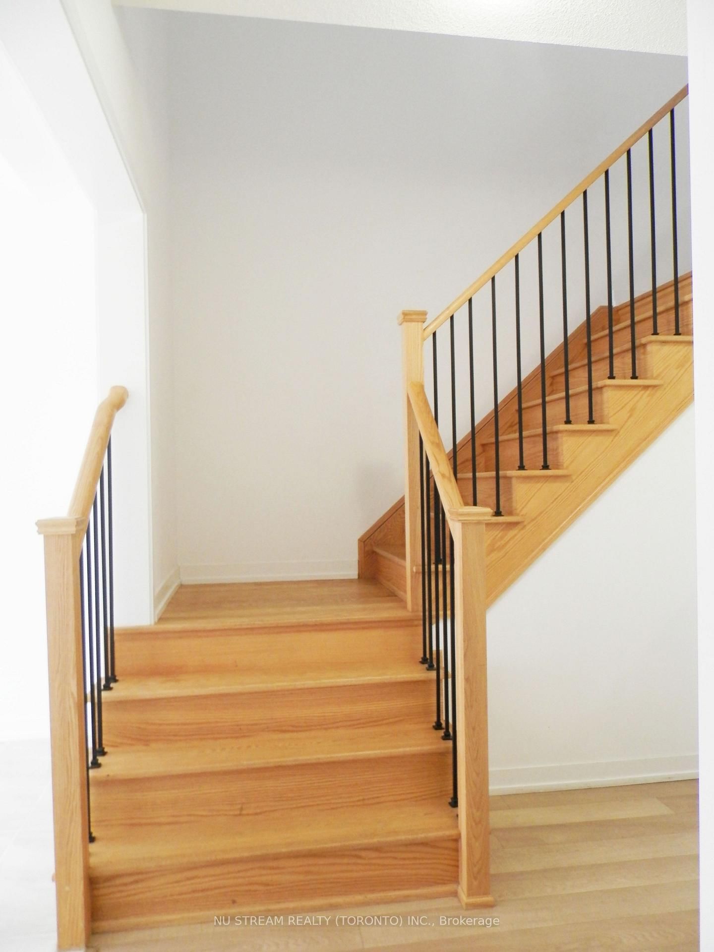 208 Harding Park Street • Newmarket, ON photo 5