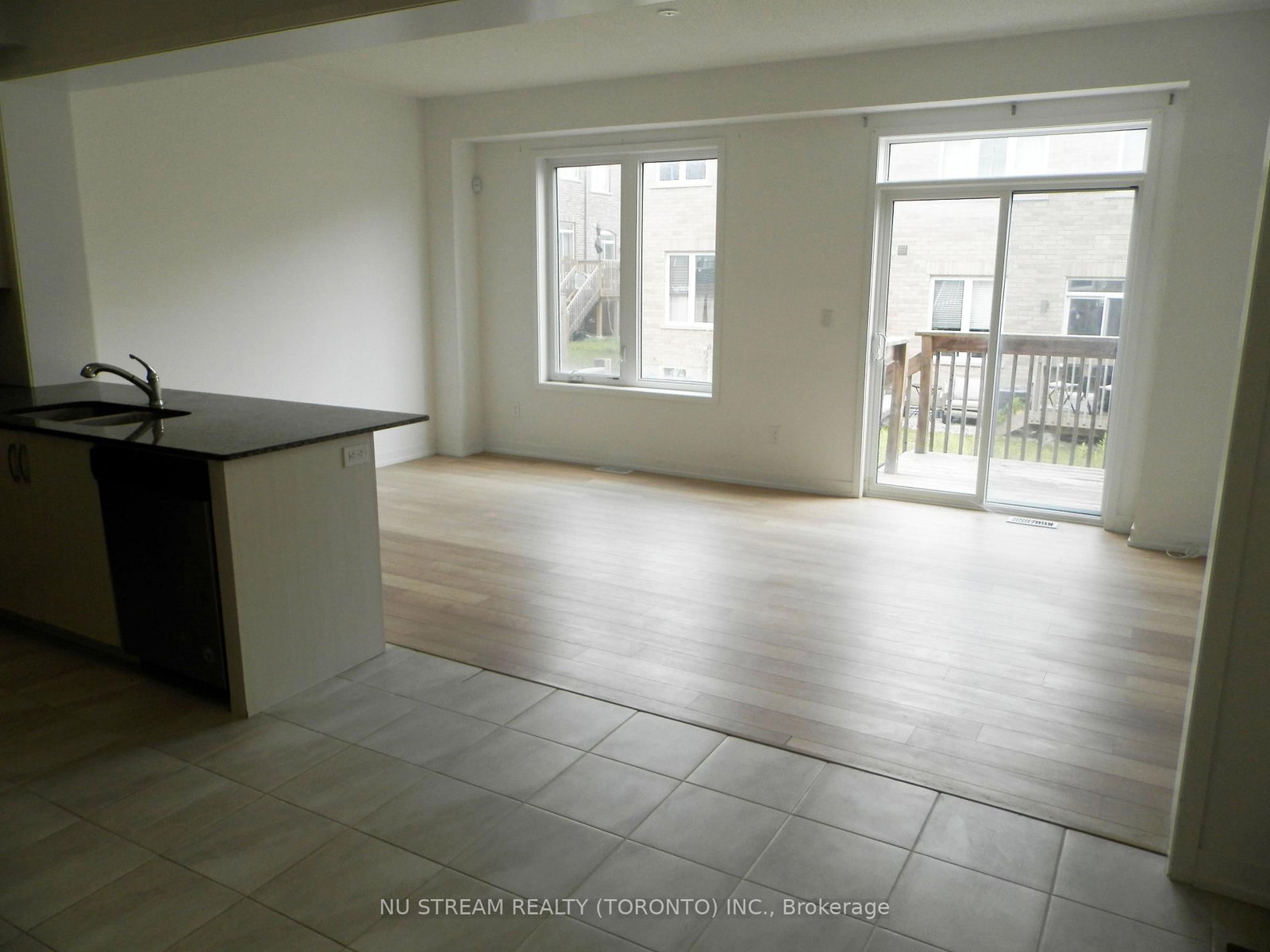 208 Harding Park Street • Newmarket, ON photo 6