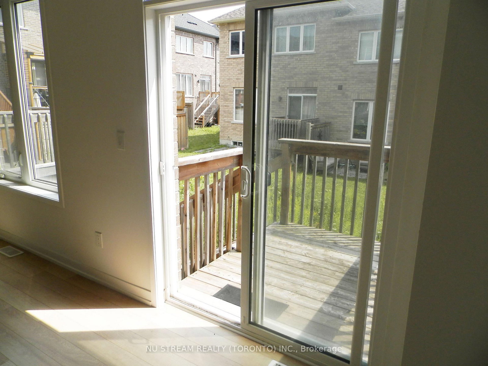 208 Harding Park Street • Newmarket, ON photo 7