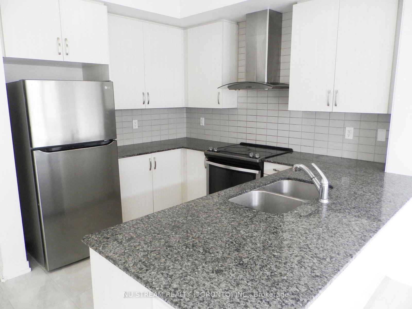 208 Harding Park Street • Newmarket, ON photo 9