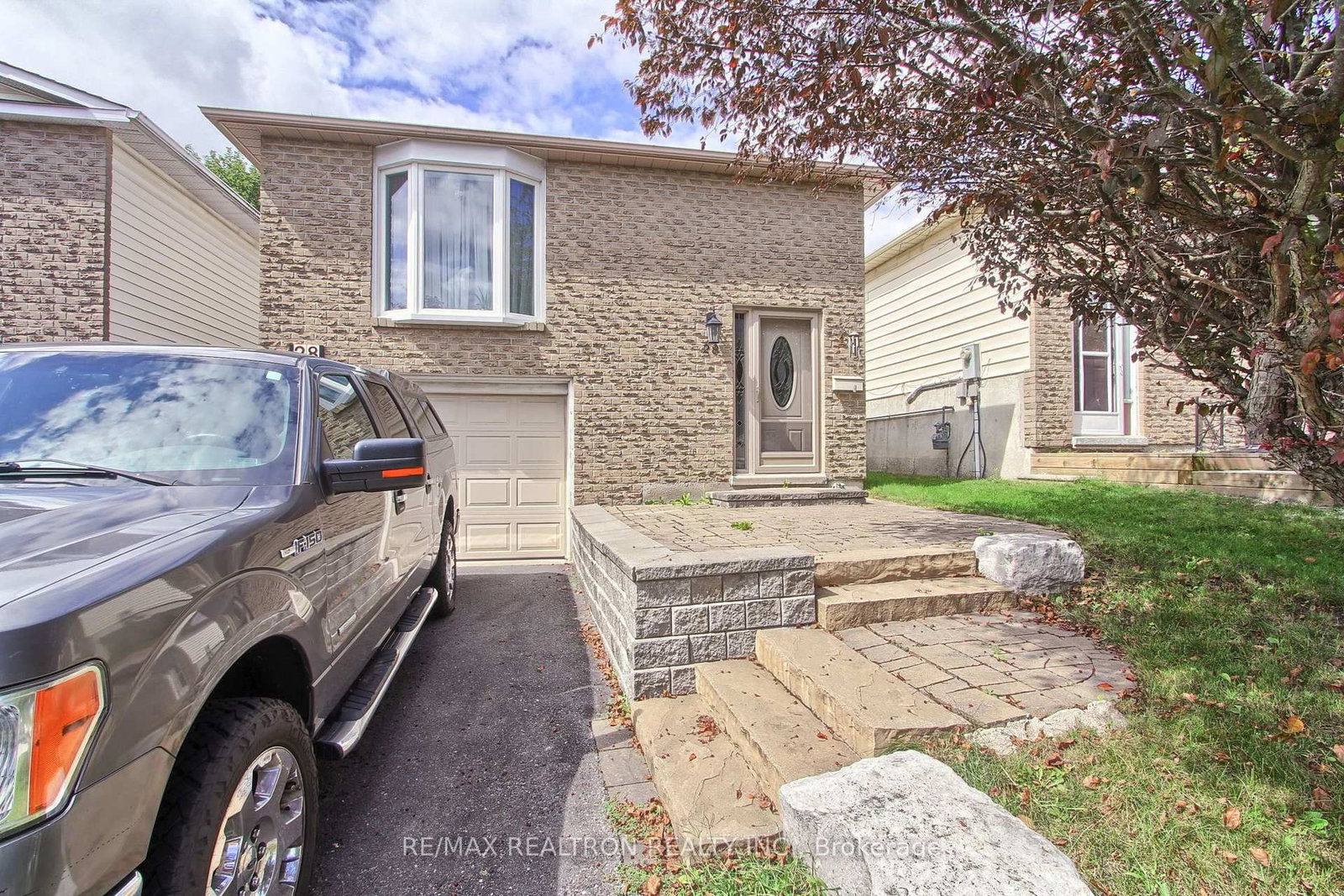 28 Longview Drive • Bradford West Gwillimbury, ON photo 2