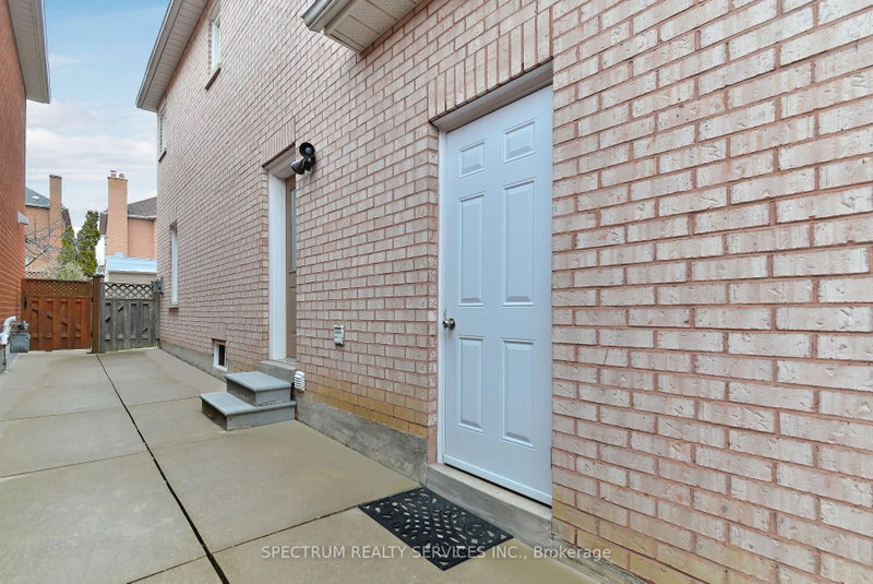 Bsmt - 22 Lanterna Crescent