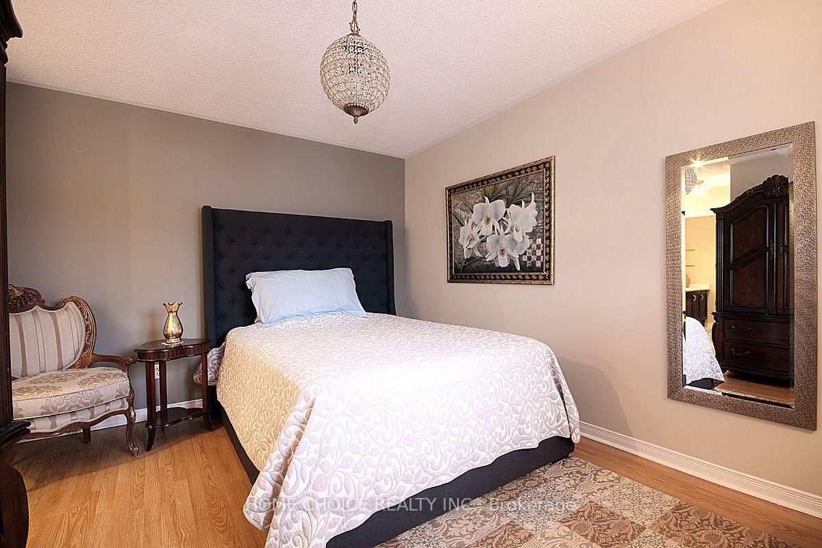 155 Hollandview Trail • Aurora, ON photo 13