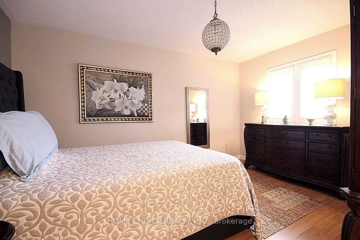 155 Hollandview Trail • Aurora, ON photo 14