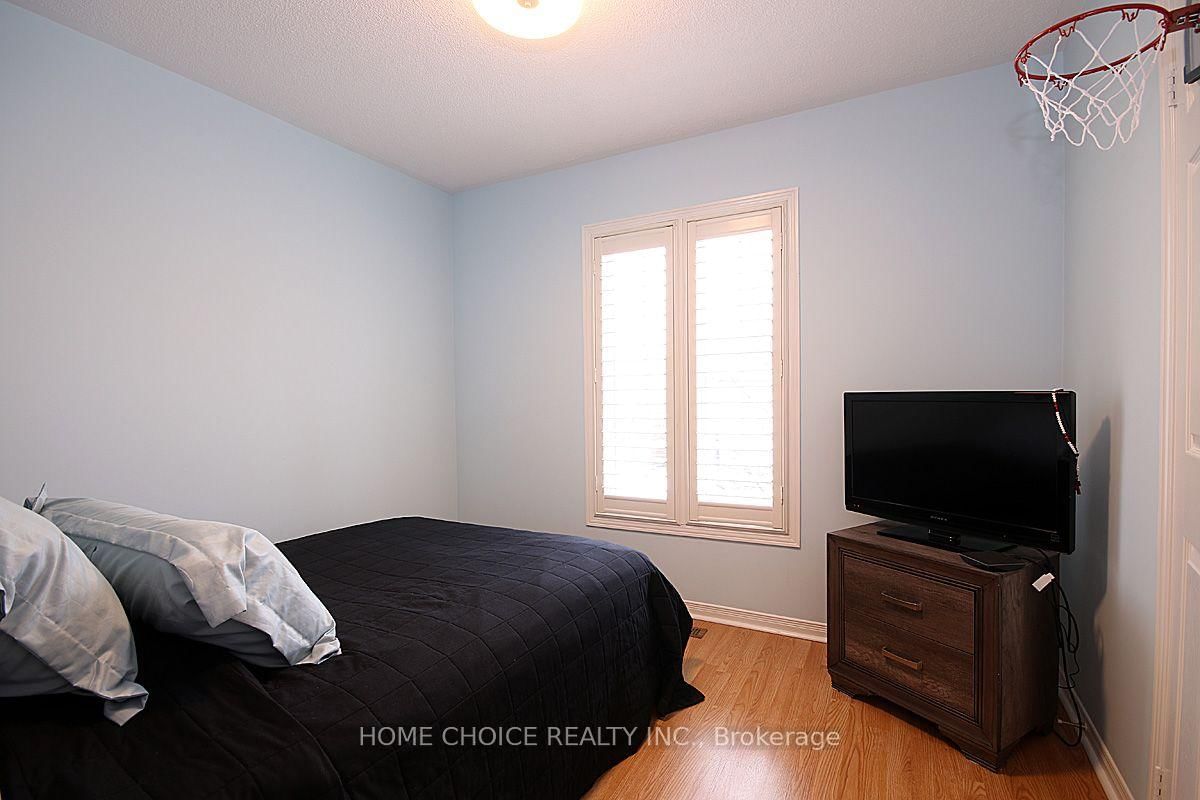 155 Hollandview Trail • Aurora, ON photo 16