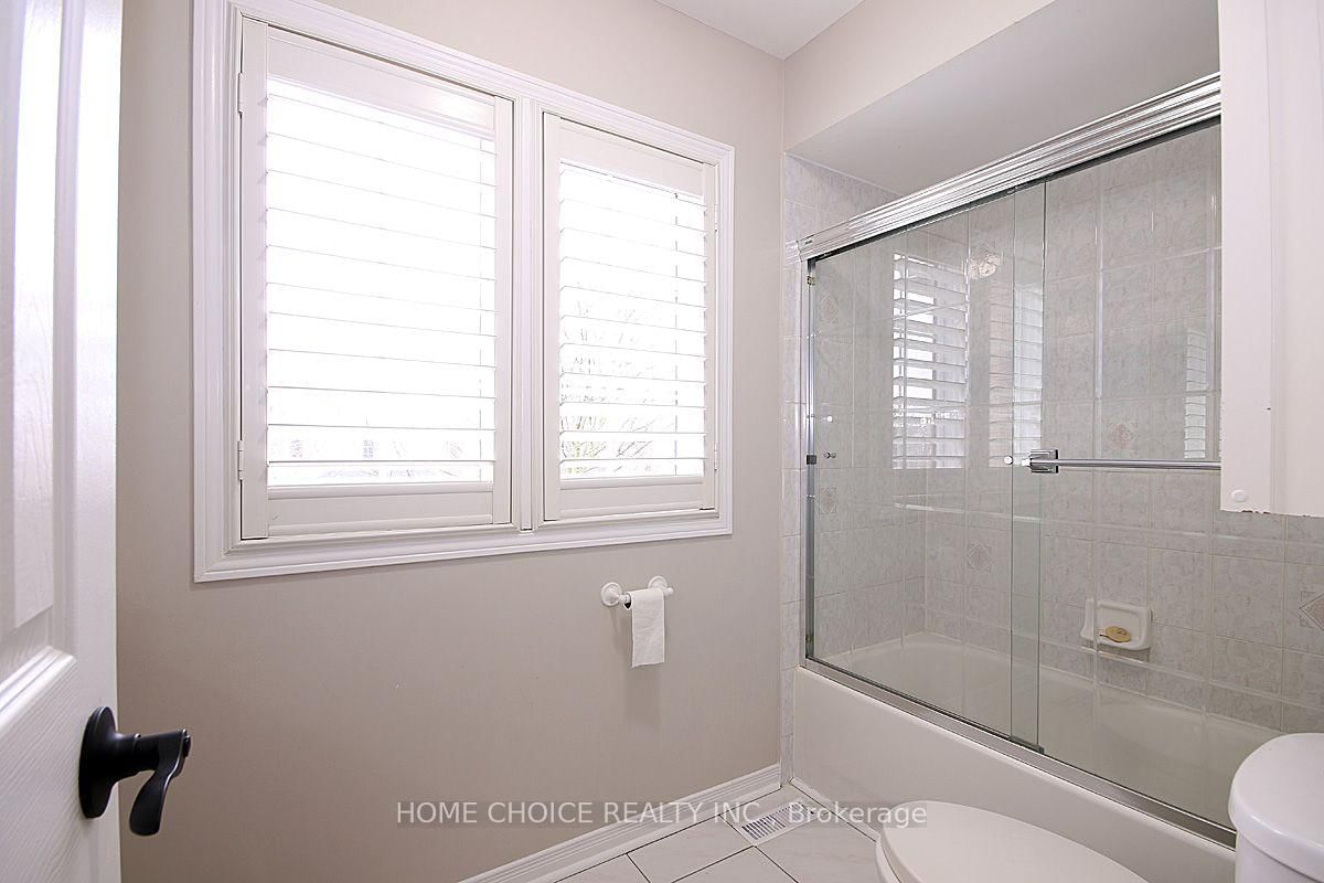 155 Hollandview Trail • Aurora, ON photo 17