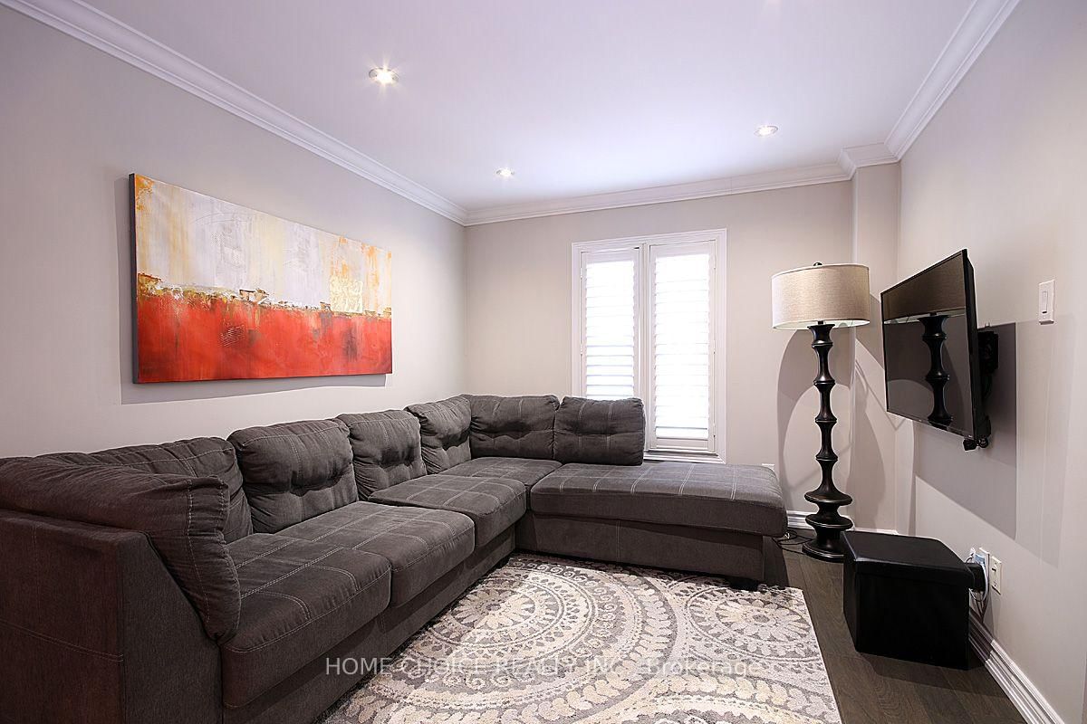 155 Hollandview Trail • Aurora, ON photo 4