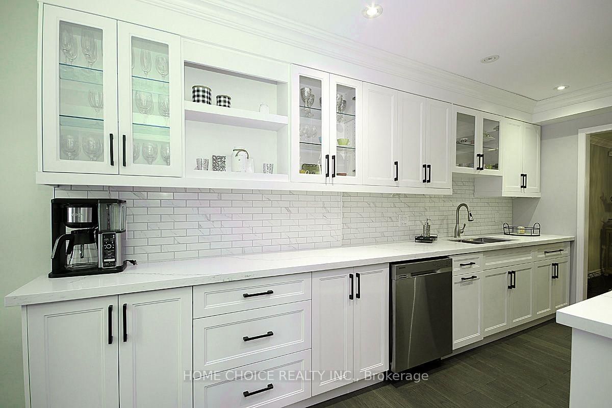 155 Hollandview Trail • Aurora, ON photo 8