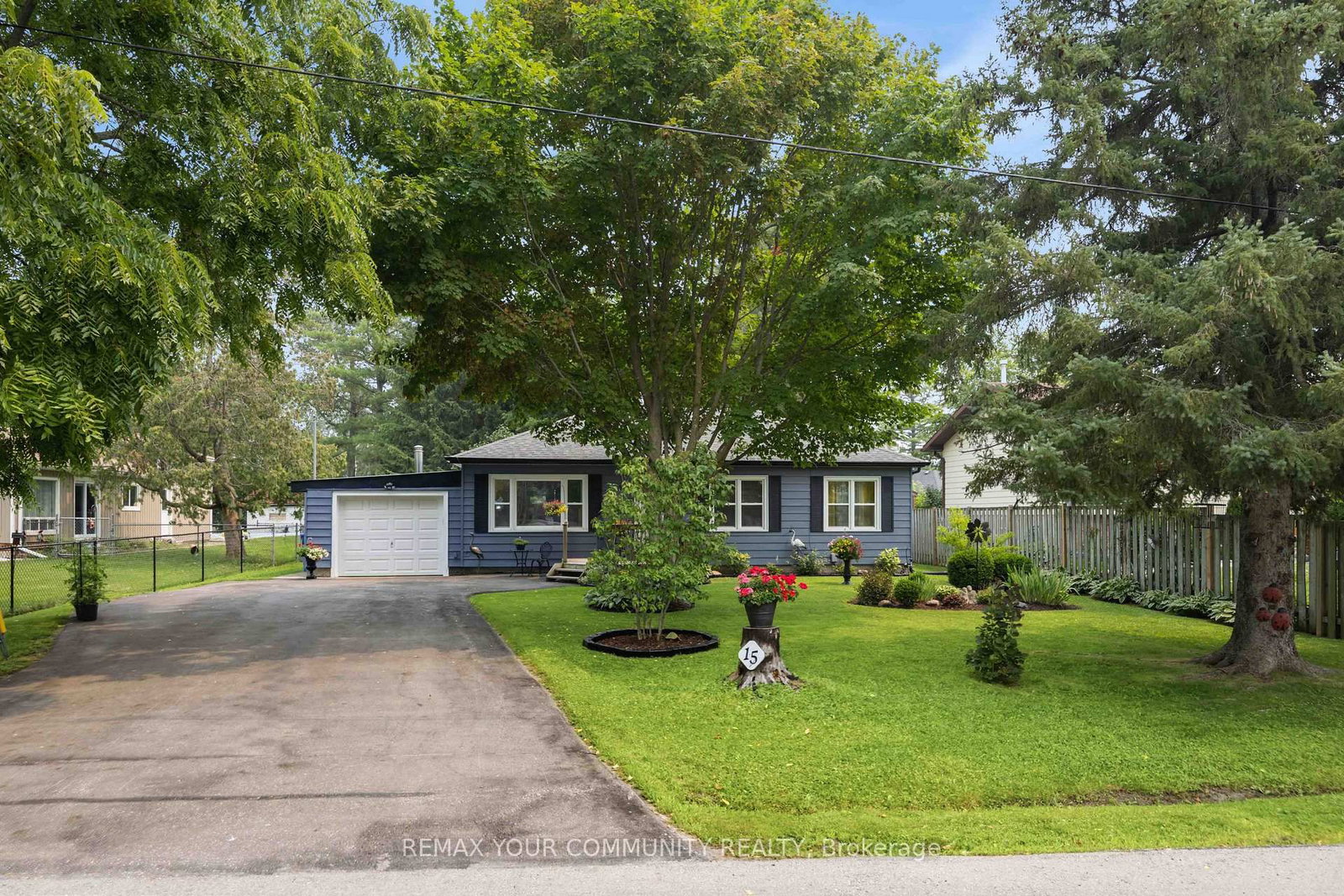 15 Georgina Street • Georgina, ON photo 2