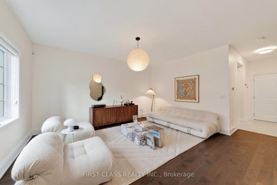 8 Mildred Temple Way • Markham, ON photo 4