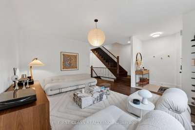 8 Mildred Temple Way • Markham, ON photo 6