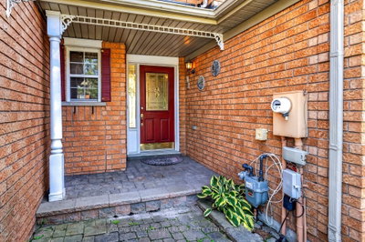 14 Milloy Place • Aurora, ON photo 2