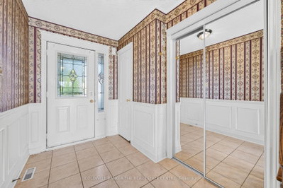 14 Milloy Place • Aurora, ON photo 3