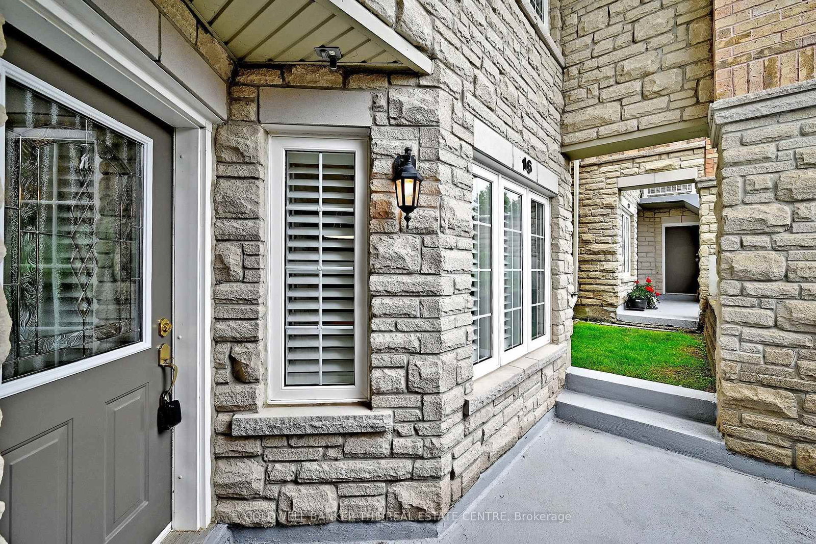 520 Silken Laumann Drive • #16 • Newmarket, ON photo 3
