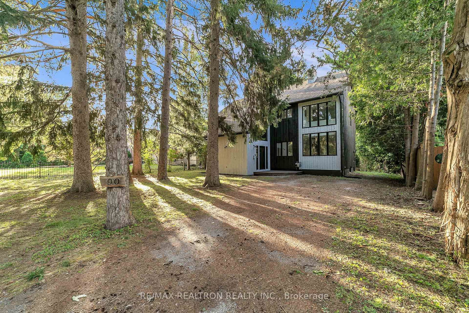 90 Proctor Avenue • Markham, ON photo 2