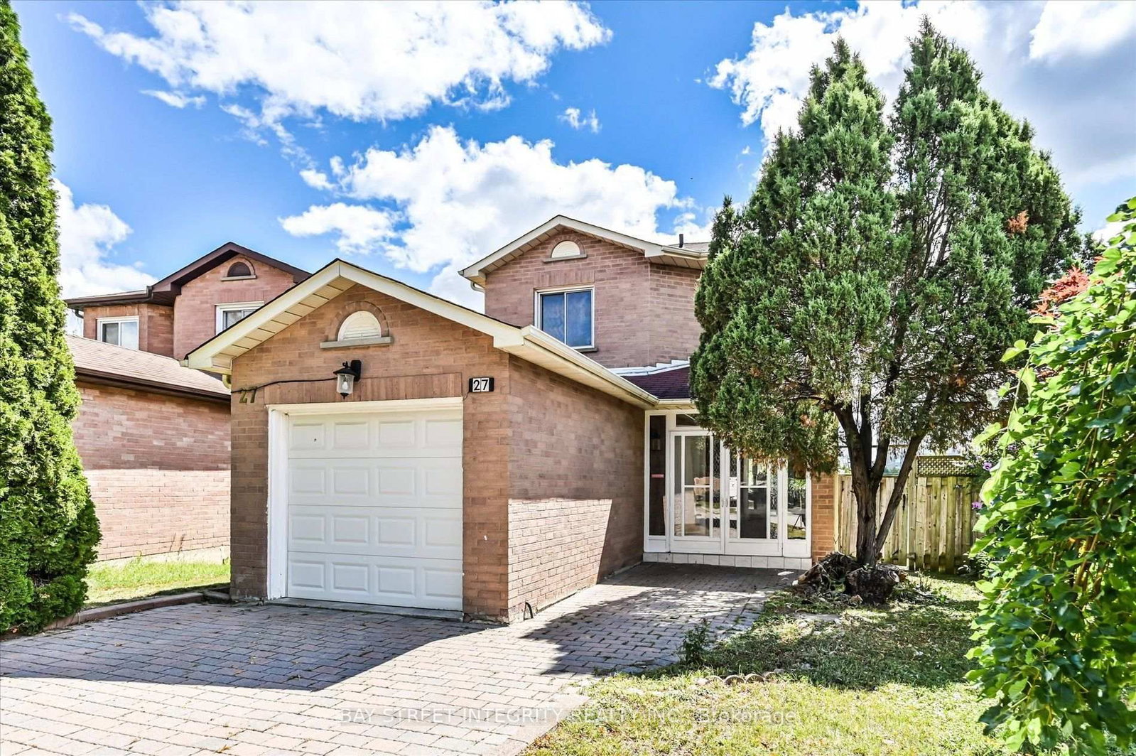 27 Samantha Circle • Richmond Hill, ON photo 2