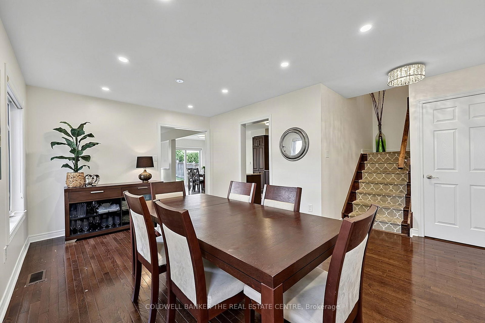 18 Herefordshire Crescent • Newmarket, ON photo 8