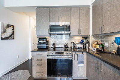105 Oneida Crescent • #1909 • Richmond Hill, ON photo 7