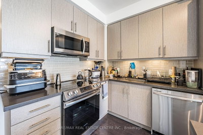 105 Oneida Crescent • #1909 • Richmond Hill, ON photo 8