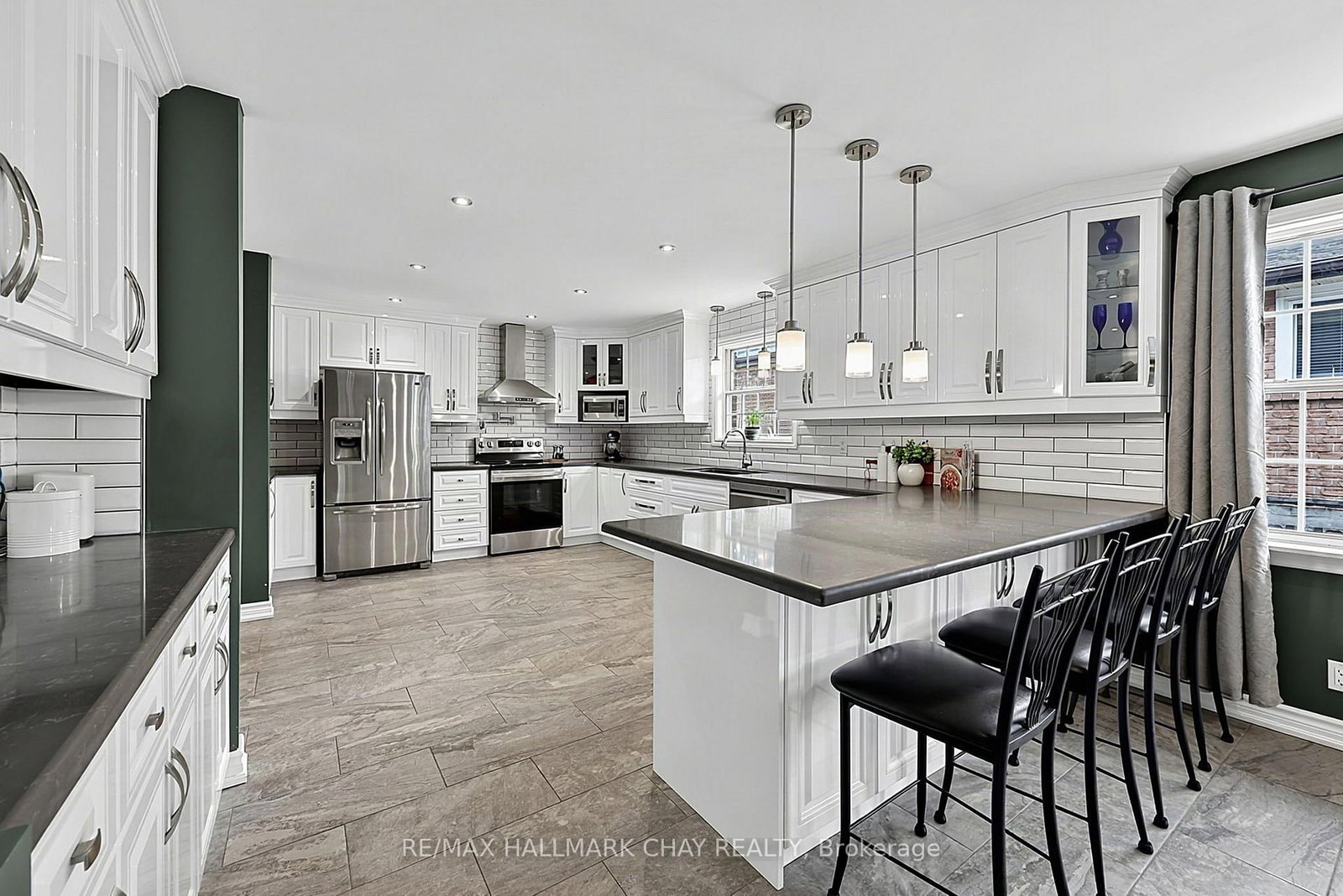 334 Parkwood Avenue • Bradford West Gwillimbury, ON photo 2