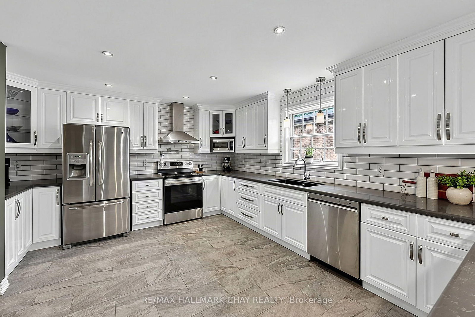 334 Parkwood Avenue • Bradford West Gwillimbury, ON photo 3