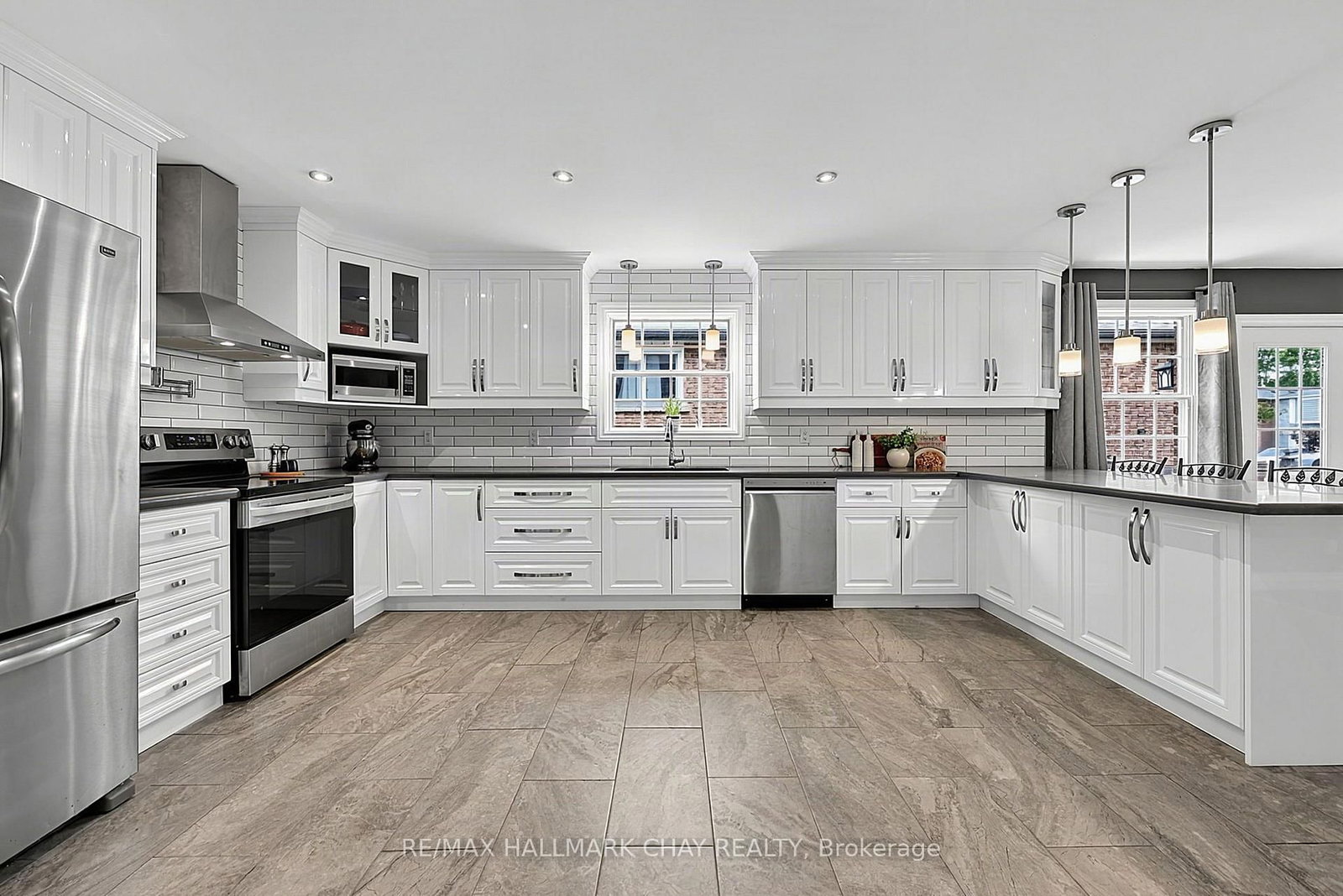 334 Parkwood Avenue • Bradford West Gwillimbury, ON photo 5
