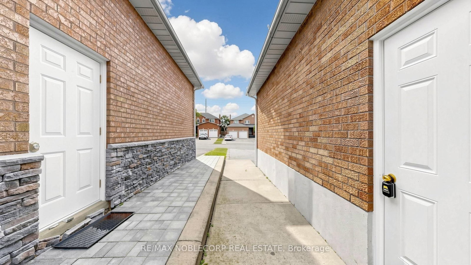 Lower-103 Longhouse St, Vaughan, view 22