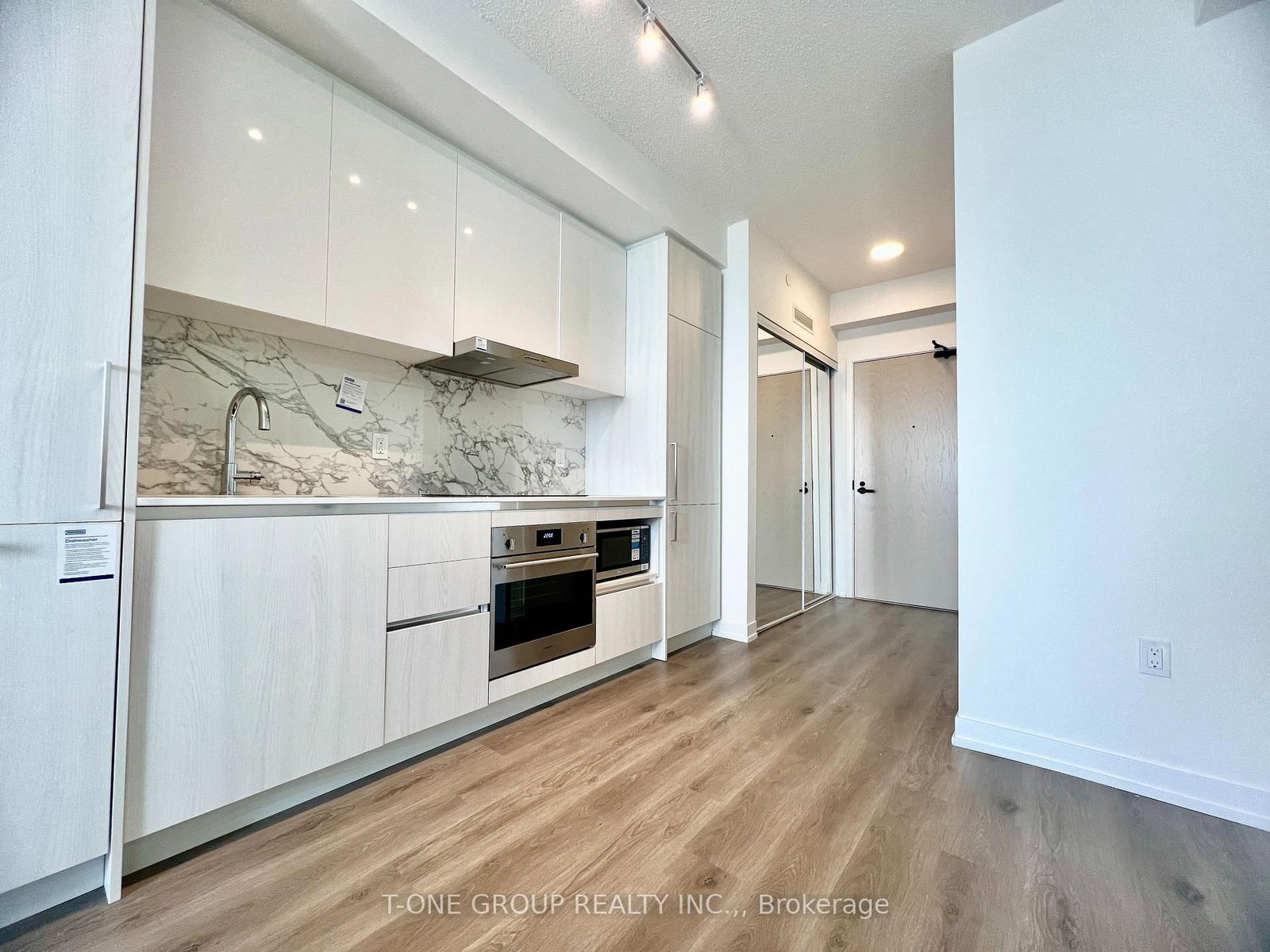 5203-225 Commerce St, Vaughan, view 5