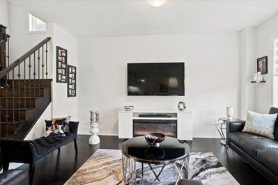 100 Mondial Crescent E • East Gwillimbury, ON photo 8