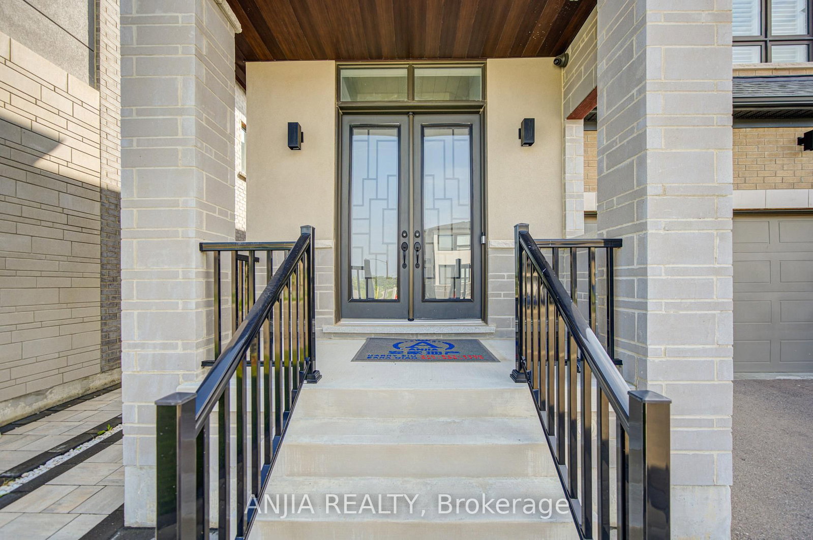 63 Suttonrail Way • Whitchurch-Stouffville, ON photo 3