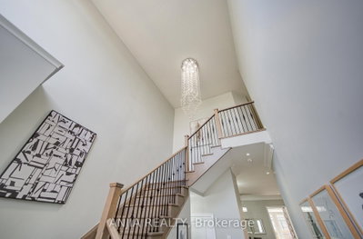 63 Suttonrail Way • Whitchurch-Stouffville, ON photo 4