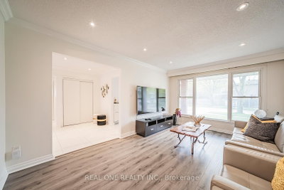 133 Risebrough Circuit • Markham, ON photo 5