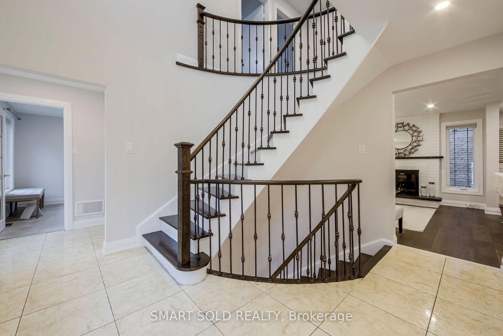 1 Tiffany Gate • Richmond Hill, ON photo 4