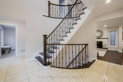 1 Tiffany Gate • Richmond Hill, ON photo 4