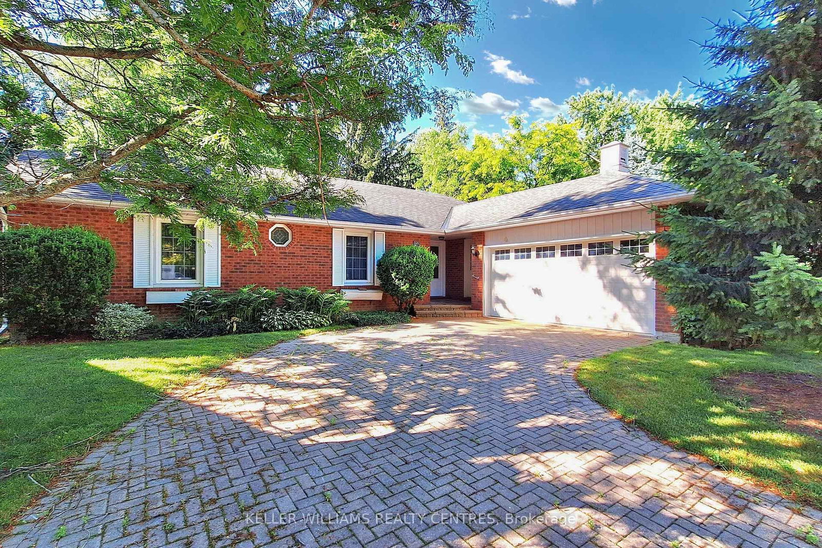 27 Hawthorne Lane • Aurora, ON photo 2