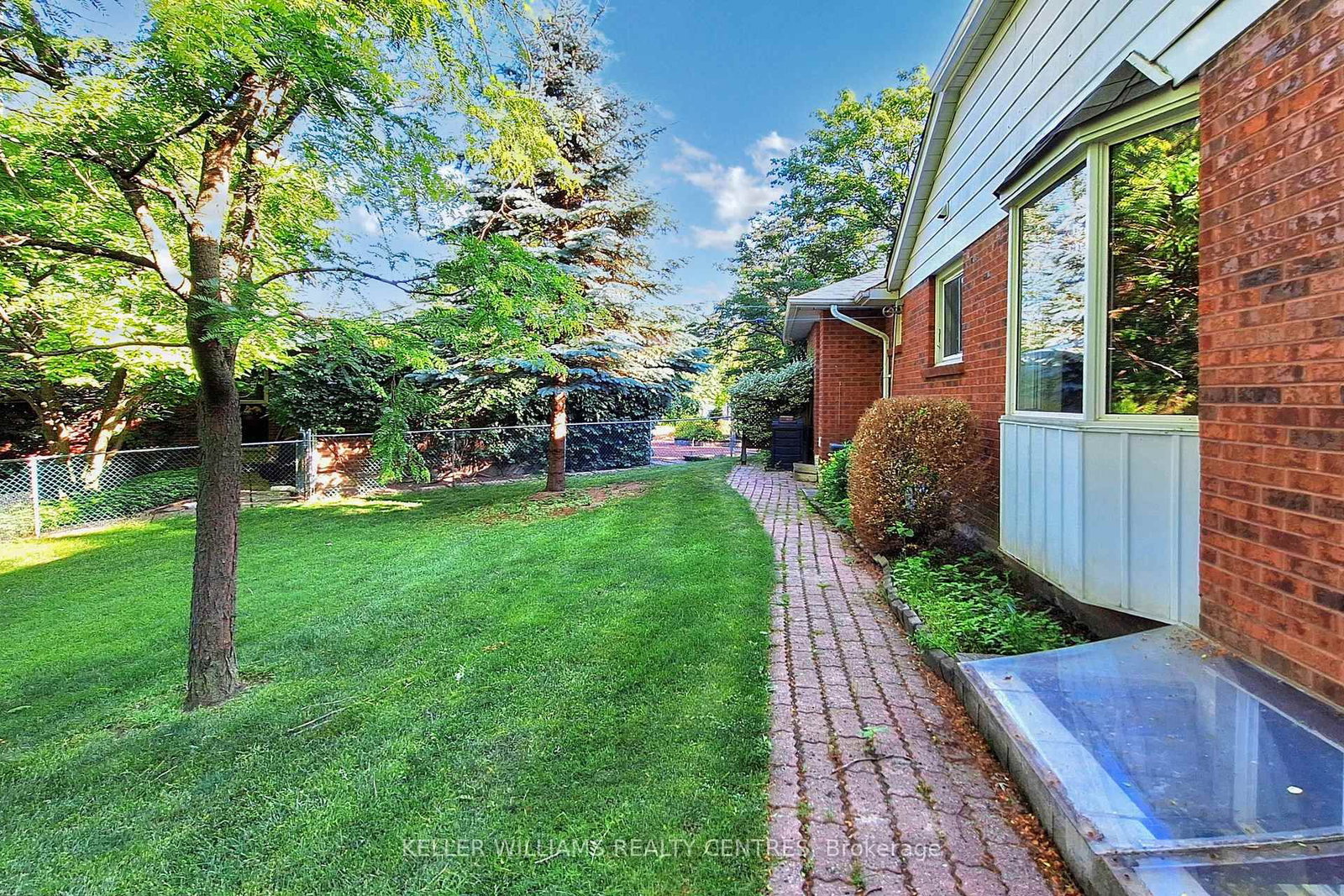 27 Hawthorne Lane • Aurora, ON photo 30
