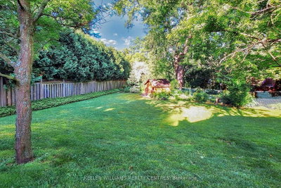 27 Hawthorne Lane • Aurora, ON photo 5