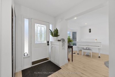 133 Heathwood Heights Drive • Aurora, ON photo 4