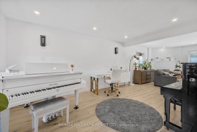 133 Heathwood Heights Drive • Aurora, ON photo 8