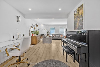 133 Heathwood Heights Drive • Aurora, ON photo 9