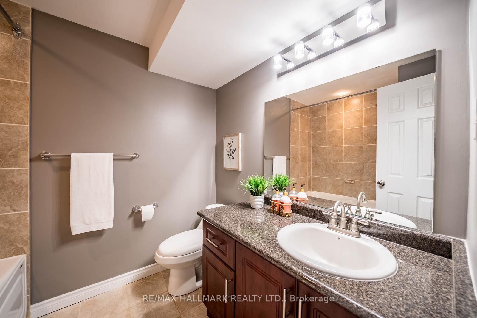 10 Vardon Gate • Whitchurch-Stouffville, ON photo 28