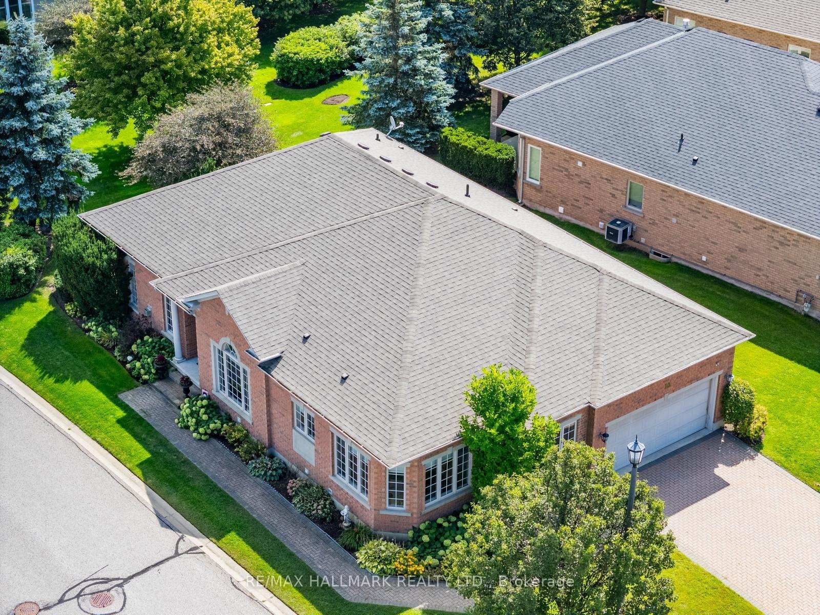 10 Vardon Gate • Whitchurch-Stouffville, ON photo 4