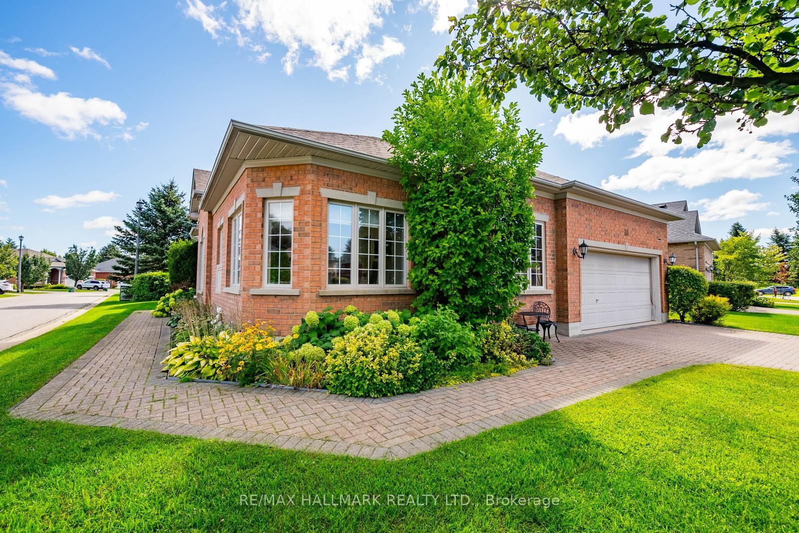 10 Vardon Gate • Whitchurch-Stouffville, ON photo 5
