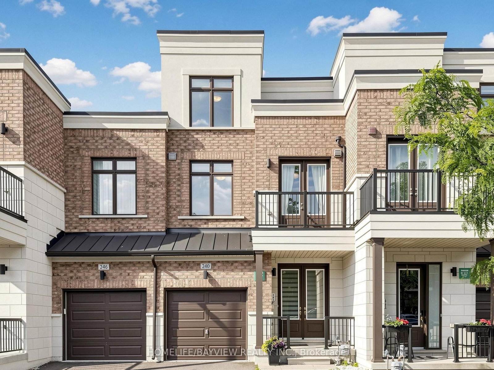 240 Elyse Court • Aurora, ON photo 2