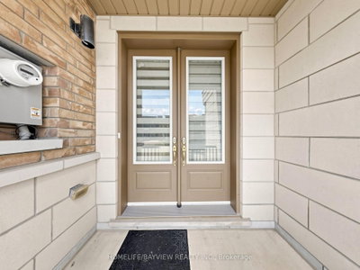 240 Elyse Court • Aurora, ON photo 3