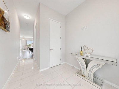 240 Elyse Court • Aurora, ON photo 5